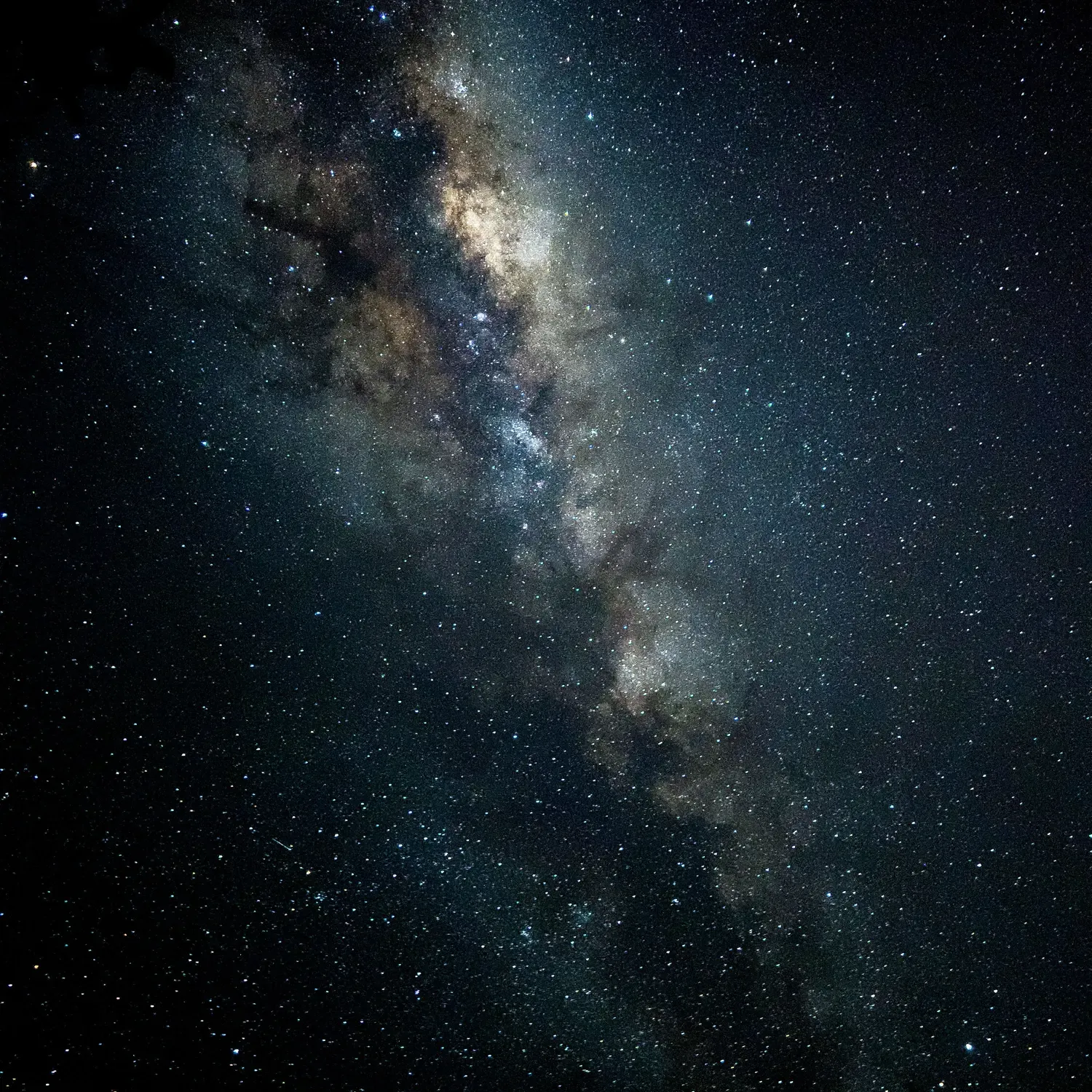 La Vía Láctea sobre un cielo despejado de noche